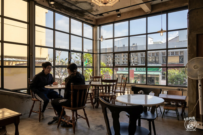 屏東縣恆春鎮伯虎在二樓 |恆春老街必訪計時咖啡館，絕美老宅玻璃屋，直接美到心坎裡～