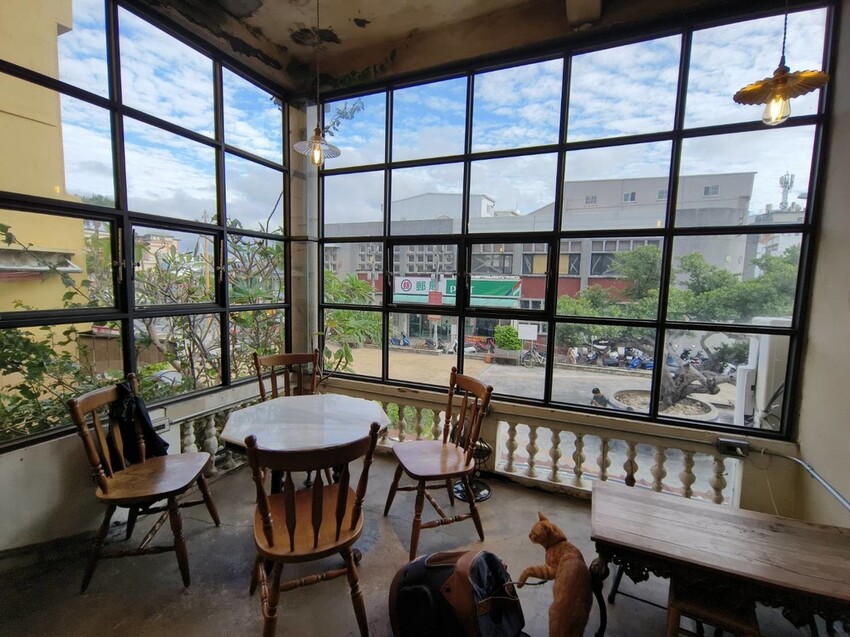 15796.jpg - 【屏東.恆春】伯虎在二樓咖啡廳。老宅玻璃屋甜點+泰奶咖啡+寵物友善需提籠