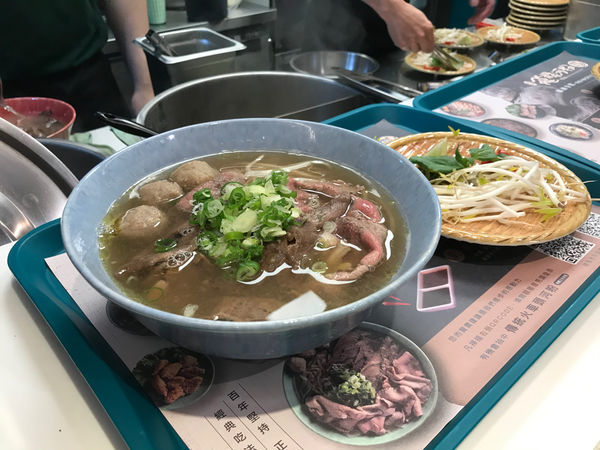 (台北車站)只有三天買一送一 越南來的道地生牛肉河粉 湯頭清甜、河粉Q彈、生牛肉超有咬勁-飛機河粉(新光三越站前店)