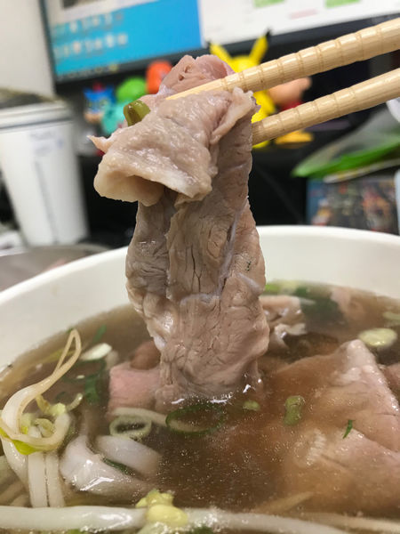 (台北車站)只有三天買一送一 越南來的道地生牛肉河粉 湯頭清甜、河粉Q彈、生牛肉超有咬勁-飛機河粉(新光三越站前店)