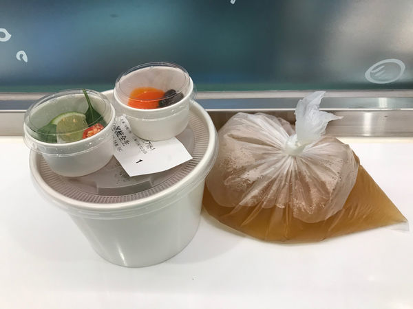 (台北車站)只有三天買一送一 越南來的道地生牛肉河粉 湯頭清甜、河粉Q彈、生牛肉超有咬勁-飛機河粉(新光三越站前店)