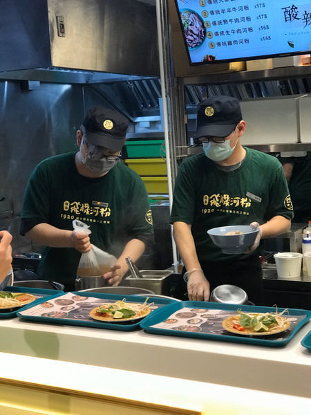 (台北車站)只有三天買一送一 越南來的道地生牛肉河粉 湯頭清甜、河粉Q彈、生牛肉超有咬勁-飛機河粉(新光三越站前店)