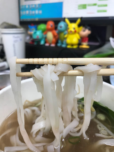 (台北車站)只有三天買一送一 越南來的道地生牛肉河粉 湯頭清甜、河粉Q彈、生牛肉超有咬勁-飛機河粉(新光三越站前店)