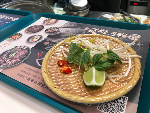 (台北車站)只有三天買一送一 越南來的道地生牛肉河粉 湯頭清甜、河粉Q彈、生牛肉超有咬勁-飛機河粉(新光三越站前店)