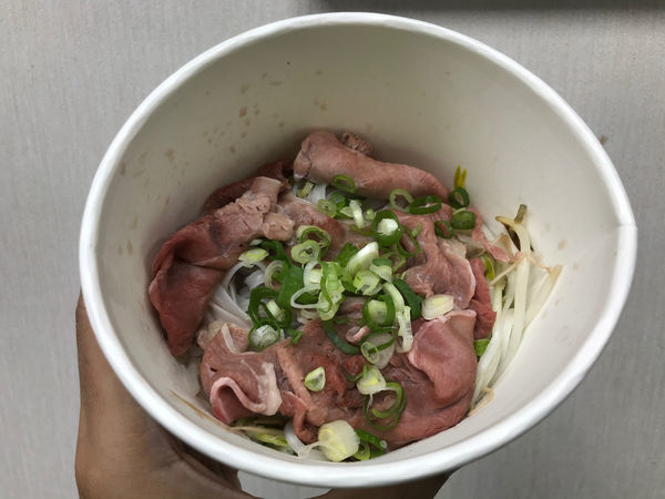 (台北車站)只有三天買一送一 越南來的道地生牛肉河粉 湯頭清甜、河粉Q彈、生牛肉超有咬勁-飛機河粉(新光三越站前店)