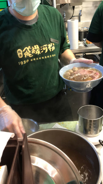 (台北車站)只有三天買一送一 越南來的道地生牛肉河粉 湯頭清甜、河粉Q彈、生牛肉超有咬勁-飛機河粉(新光三越站前店)