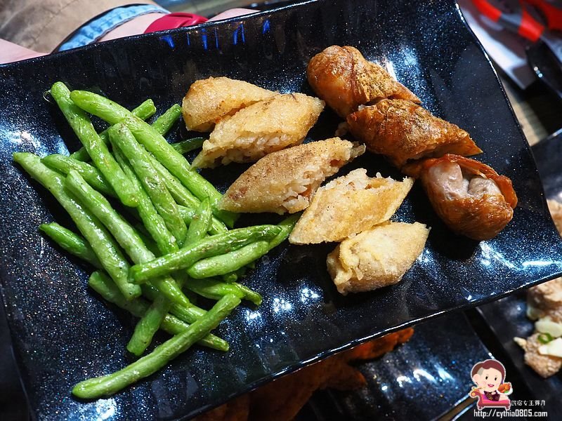 桃園中壢美食-精靈雞排新生店-比臉大雞排超平價，多汁鮮甜的雞翅絕對要大推  (邀約) @民宿女王芽月-美食.旅遊.全台趴趴走