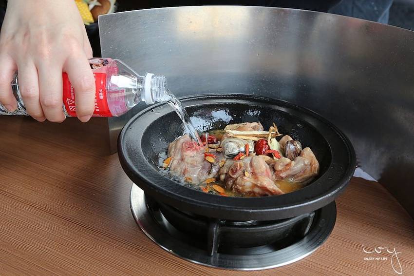 台中50年老字號平價火鍋店,爆量肉盤只要330元,可麗亞石頭火鍋