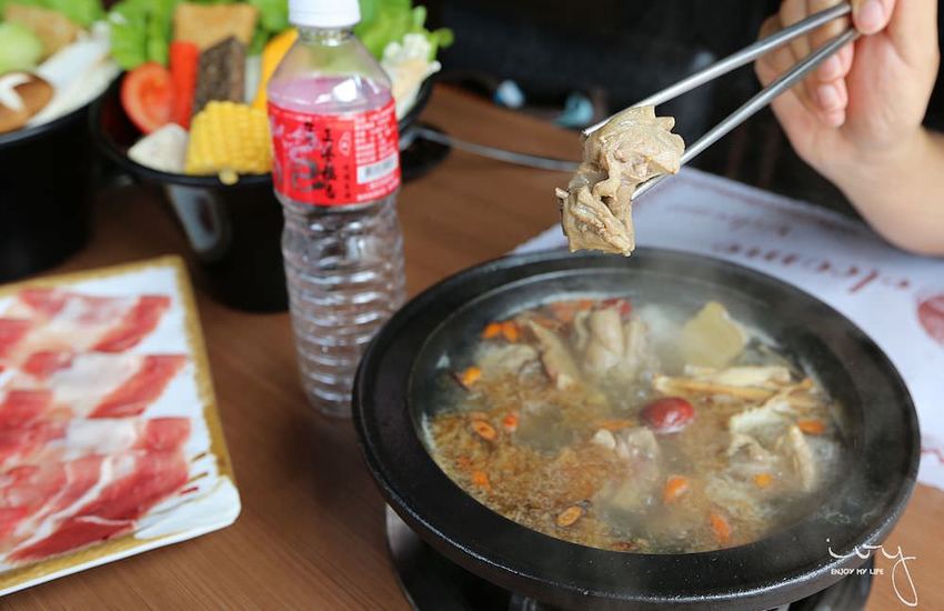台中50年老字號平價火鍋店,爆量肉盤只要330元,可麗亞石頭火鍋