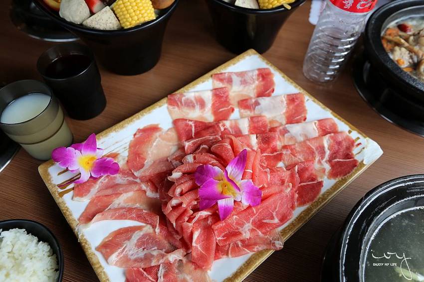 台中50年老字號平價火鍋店,爆量肉盤只要330元,可麗亞石頭火鍋
