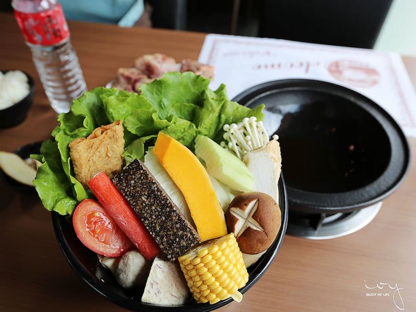 台中50年老字號平價火鍋店,爆量肉盤只要330元,可麗亞石頭火鍋