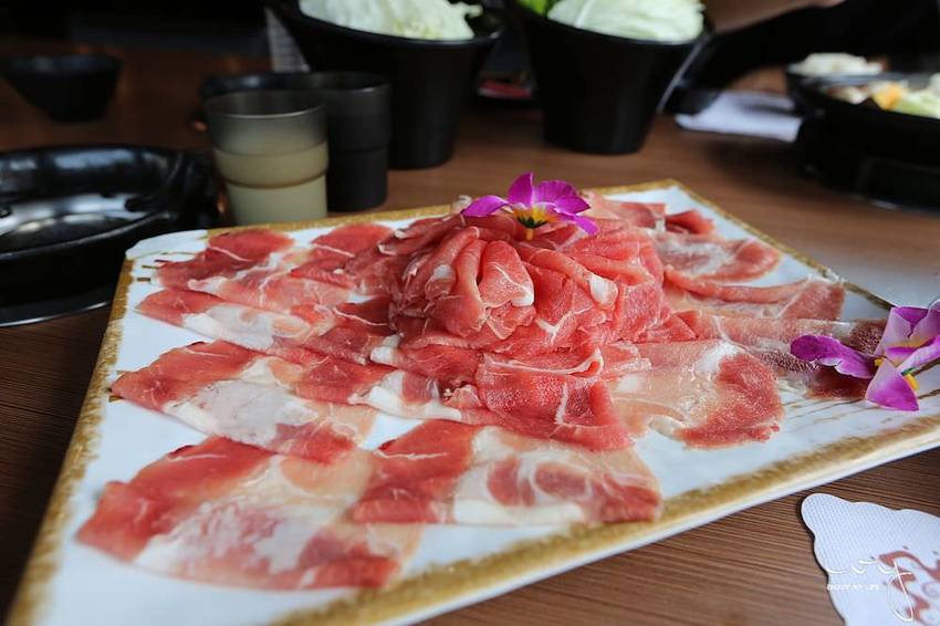 台中50年老字號平價火鍋店,爆量肉盤只要330元,可麗亞石頭火鍋