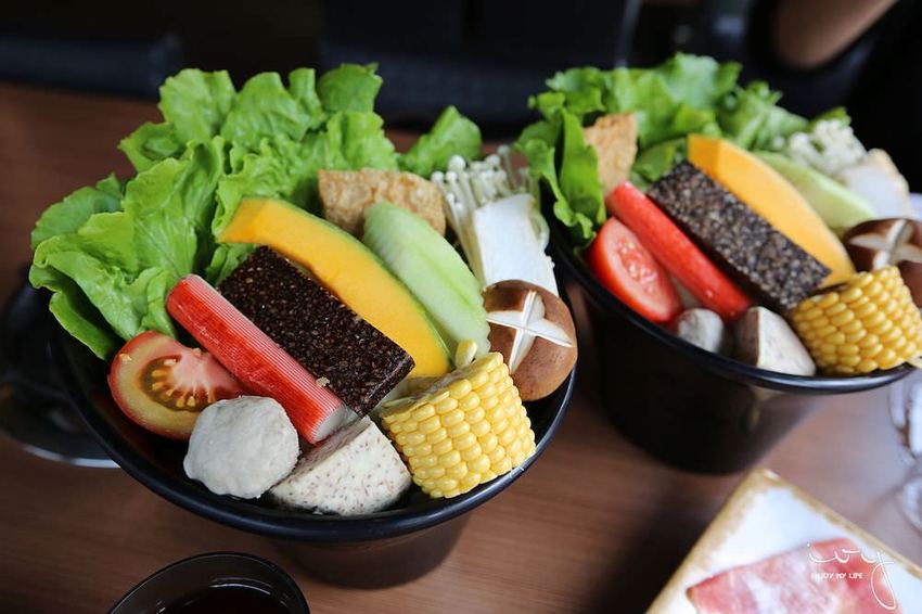 台中50年老字號平價火鍋店,爆量肉盤只要330元,可麗亞石頭火鍋