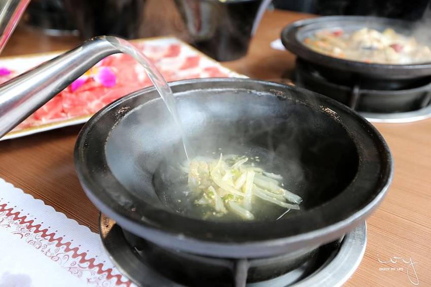 台中50年老字號平價火鍋店,爆量肉盤只要330元,可麗亞石頭火鍋