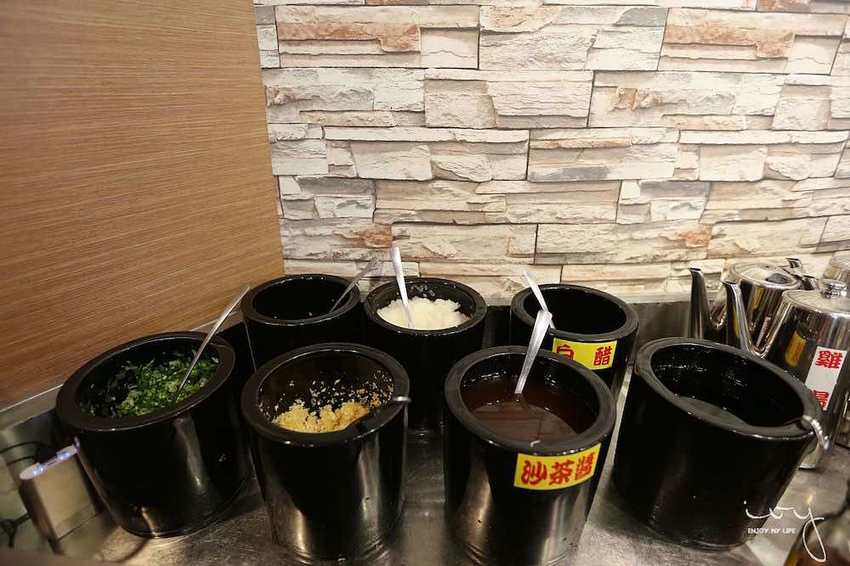 台中50年老字號平價火鍋店,爆量肉盤只要330元,可麗亞石頭火鍋