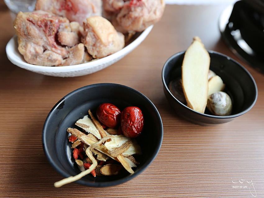 台中50年老字號平價火鍋店,爆量肉盤只要330元,可麗亞石頭火鍋