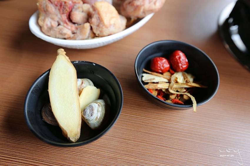 台中50年老字號平價火鍋店,爆量肉盤只要330元,可麗亞石頭火鍋