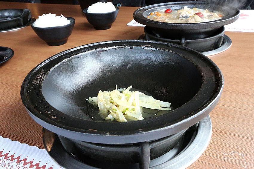 台中50年老字號平價火鍋店,爆量肉盤只要330元,可麗亞石頭火鍋