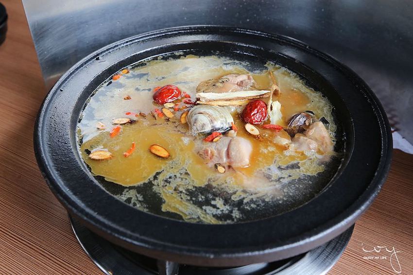 台中50年老字號平價火鍋店,爆量肉盤只要330元,可麗亞石頭火鍋