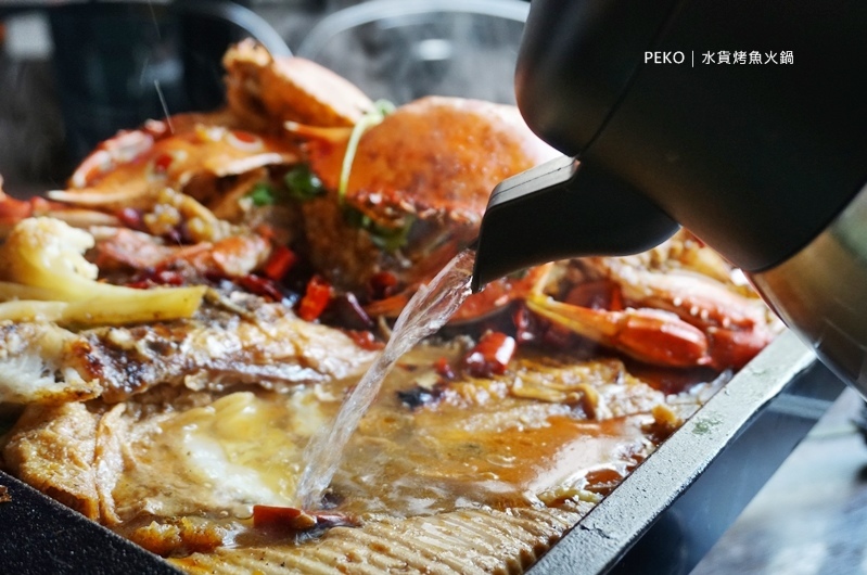 板橋美食.水貨烤魚.水貨菜單.水貨烤魚火鍋.水貨板橋.水貨烤魚菜單.萬里蟹烤魚.熊掌臉盆麵.新埔站美食.炭火烤魚.