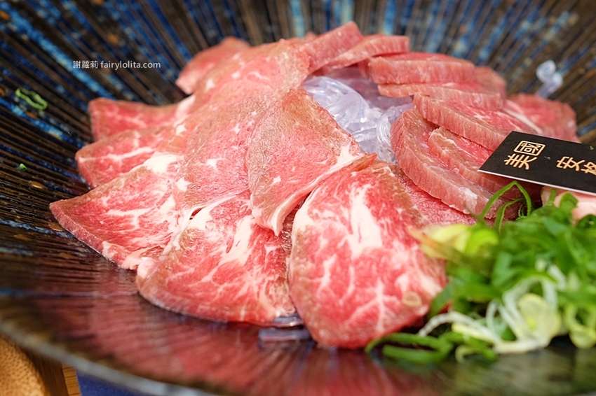 東港強燒肉定食。屏東最強和牛直播霸主開到桃園，只要299元讓你吃到飽！白飯、味噌湯、飲料無限續！ @蹦啾♥謝蘿莉 La vie heureuse