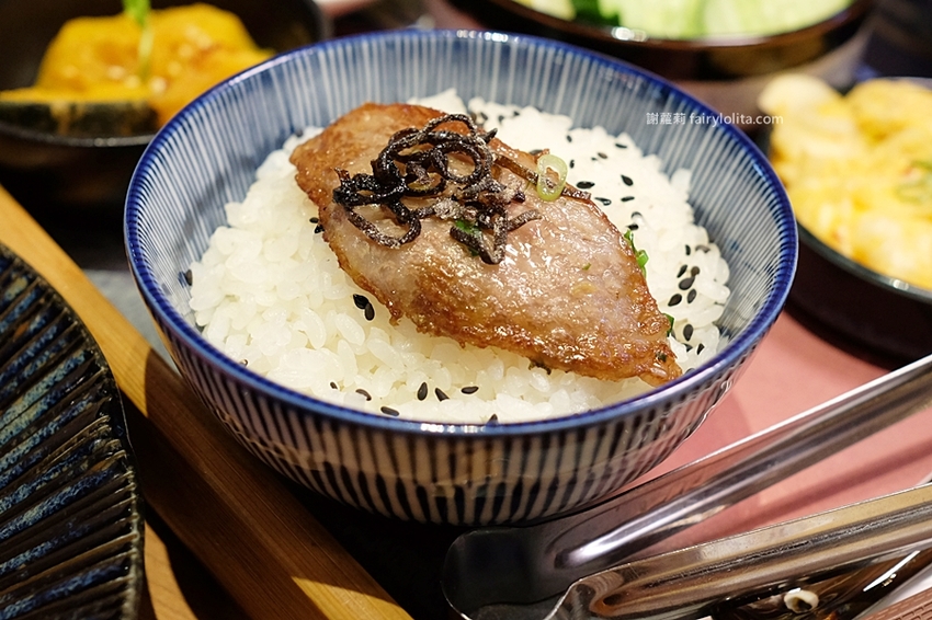東港強燒肉定食。屏東最強和牛直播霸主開到桃園，只要299元讓你吃到飽！白飯、味噌湯、飲料無限續！ @蹦啾♥謝蘿莉 La vie heureuse