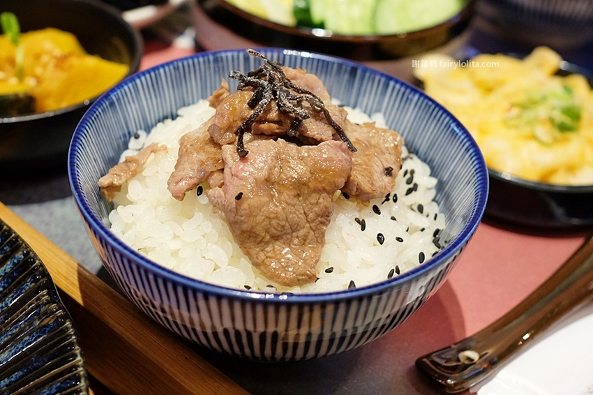 東港強燒肉定食。屏東最強和牛直播霸主開到桃園，只要299元讓你吃到飽！白飯、味噌湯、飲料無限續！ @蹦啾♥謝蘿莉 La vie heureuse