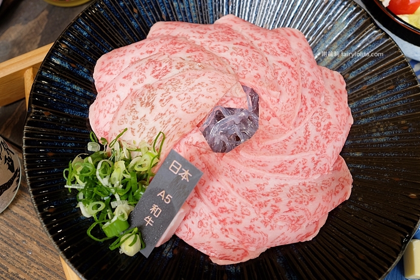 東港強燒肉定食。屏東最強和牛直播霸主開到桃園，只要299元讓你吃到飽！白飯、味噌湯、飲料無限續！ @蹦啾♥謝蘿莉 La vie heureuse