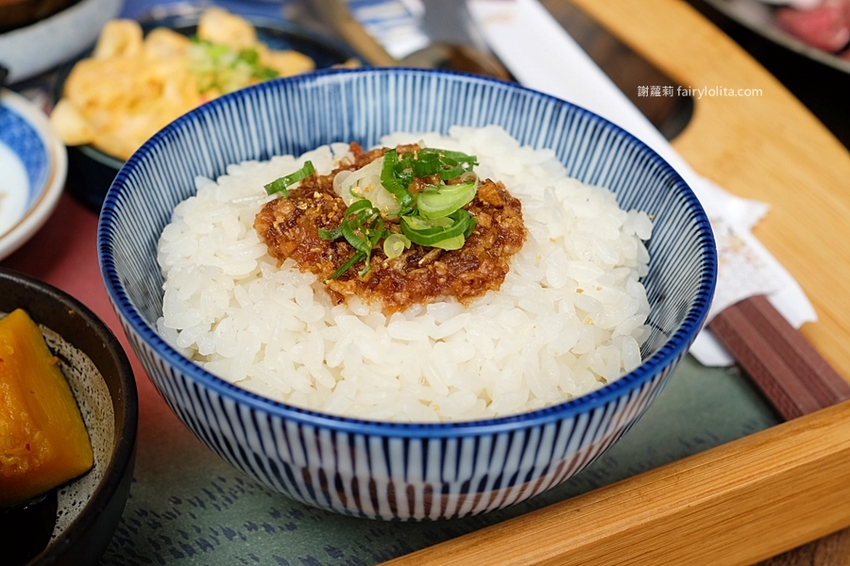 東港強燒肉定食。屏東最強和牛直播霸主開到桃園，只要299元讓你吃到飽！白飯、味噌湯、飲料無限續！ @蹦啾♥謝蘿莉 La vie heureuse
