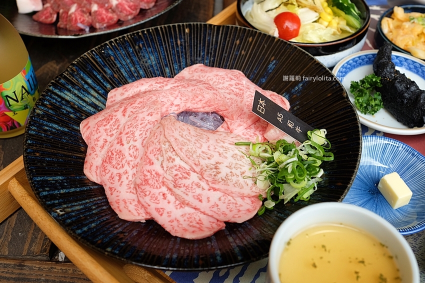 東港強燒肉定食。屏東最強和牛直播霸主開到桃園，只要299元讓你吃到飽！白飯、味噌湯、飲料無限續！ @蹦啾♥謝蘿莉 La vie heureuse