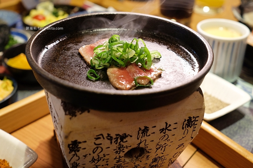 東港強燒肉定食。屏東最強和牛直播霸主開到桃園，只要299元讓你吃到飽！白飯、味噌湯、飲料無限續！ @蹦啾♥謝蘿莉 La vie heureuse