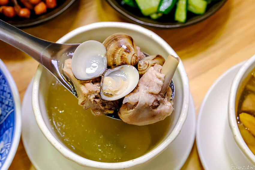 手切滷肉飯油亮香甜，林記飯館招牌滷肉飯有肥有瘦可選，古早味雞腿飯搭燉湯好滋味！