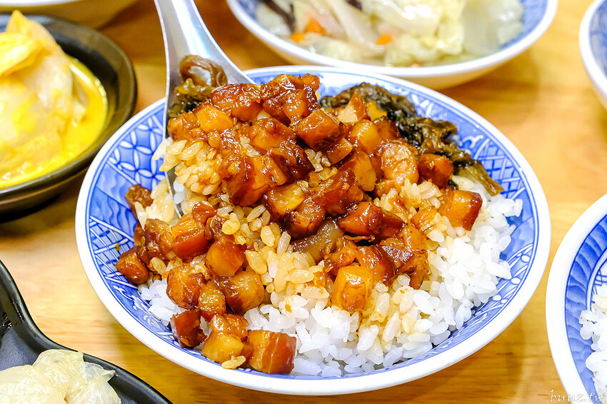 手切滷肉飯油亮香甜，林記飯館招牌滷肉飯有肥有瘦可選，古早味雞腿飯搭燉湯好滋味！
