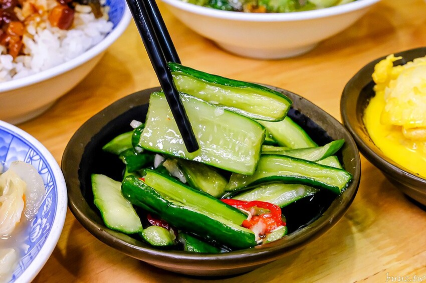 手切滷肉飯油亮香甜，林記飯館招牌滷肉飯有肥有瘦可選，古早味雞腿飯搭燉湯好滋味！