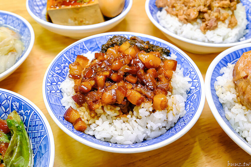 手切滷肉飯油亮香甜，林記飯館招牌滷肉飯有肥有瘦可選，古早味雞腿飯搭燉湯好滋味！
