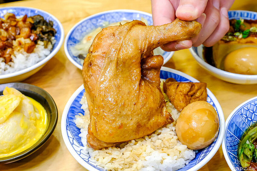 手切滷肉飯油亮香甜，林記飯館招牌滷肉飯有肥有瘦可選，古早味雞腿飯搭燉湯好滋味！