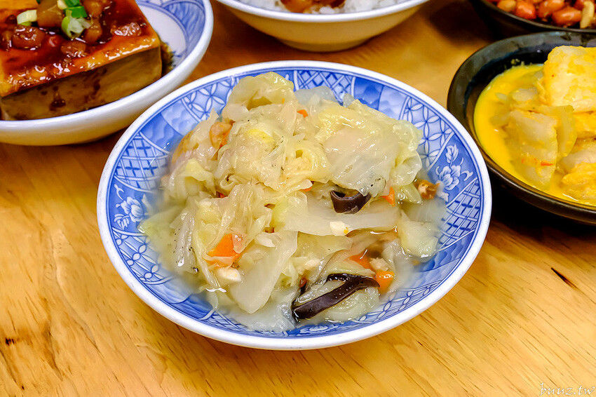 手切滷肉飯油亮香甜，林記飯館招牌滷肉飯有肥有瘦可選，古早味雞腿飯搭燉湯好滋味！