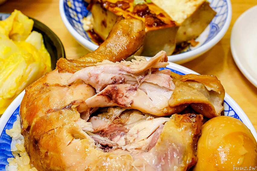手切滷肉飯油亮香甜，林記飯館招牌滷肉飯有肥有瘦可選，古早味雞腿飯搭燉湯好滋味！