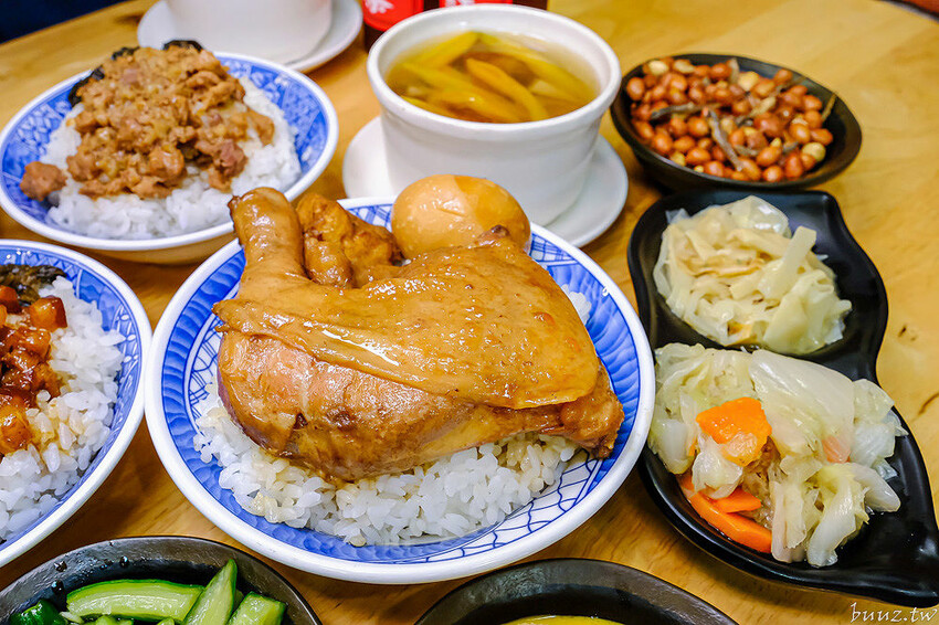 手切滷肉飯油亮香甜，林記飯館招牌滷肉飯有肥有瘦可選，古早味雞腿飯搭燉湯好滋味！