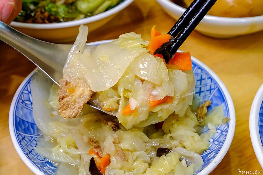 手切滷肉飯油亮香甜，林記飯館招牌滷肉飯有肥有瘦可選，古早味雞腿飯搭燉湯好滋味！