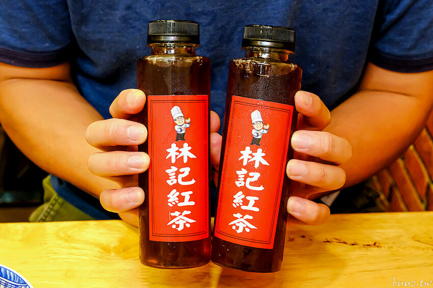 手切滷肉飯油亮香甜，林記飯館招牌滷肉飯有肥有瘦可選，古早味雞腿飯搭燉湯好滋味！