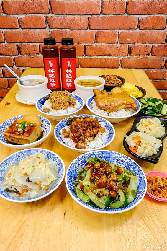 手切滷肉飯油亮香甜，林記飯館招牌滷肉飯有肥有瘦可選，古早味雞腿飯搭燉湯好滋味！