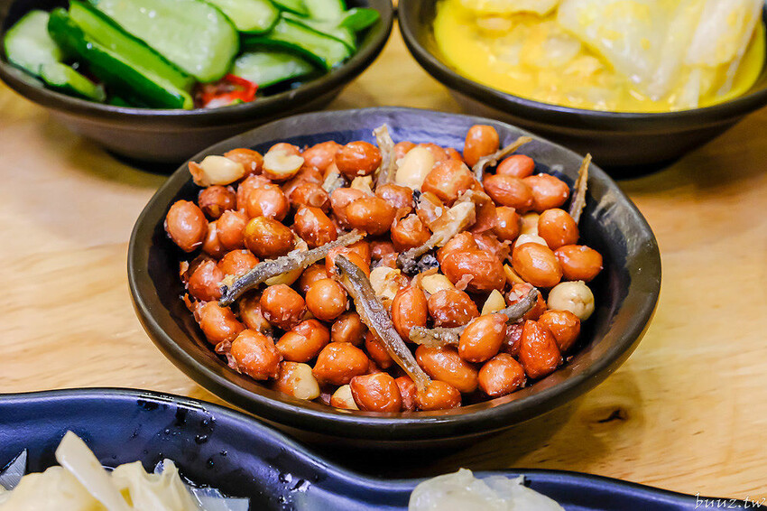 手切滷肉飯油亮香甜，林記飯館招牌滷肉飯有肥有瘦可選，古早味雞腿飯搭燉湯好滋味！