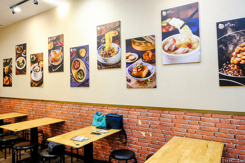 手切滷肉飯油亮香甜，林記飯館招牌滷肉飯有肥有瘦可選，古早味雞腿飯搭燉湯好滋味！