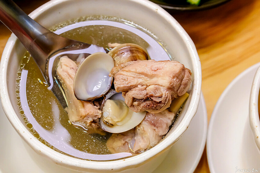手切滷肉飯油亮香甜，林記飯館招牌滷肉飯有肥有瘦可選，古早味雞腿飯搭燉湯好滋味！