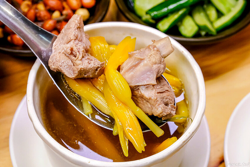 手切滷肉飯油亮香甜，林記飯館招牌滷肉飯有肥有瘦可選，古早味雞腿飯搭燉湯好滋味！