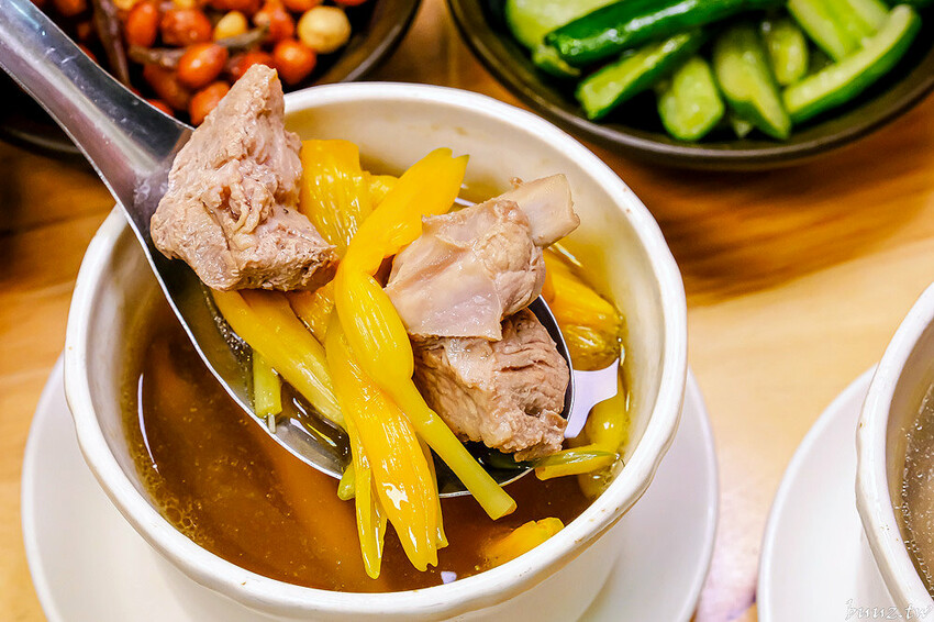 手切滷肉飯油亮香甜，林記飯館招牌滷肉飯有肥有瘦可選，古早味雞腿飯搭燉湯好滋味！