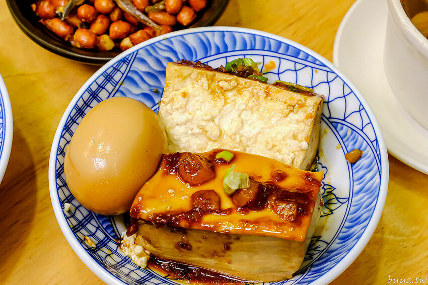 手切滷肉飯油亮香甜，林記飯館招牌滷肉飯有肥有瘦可選，古早味雞腿飯搭燉湯好滋味！