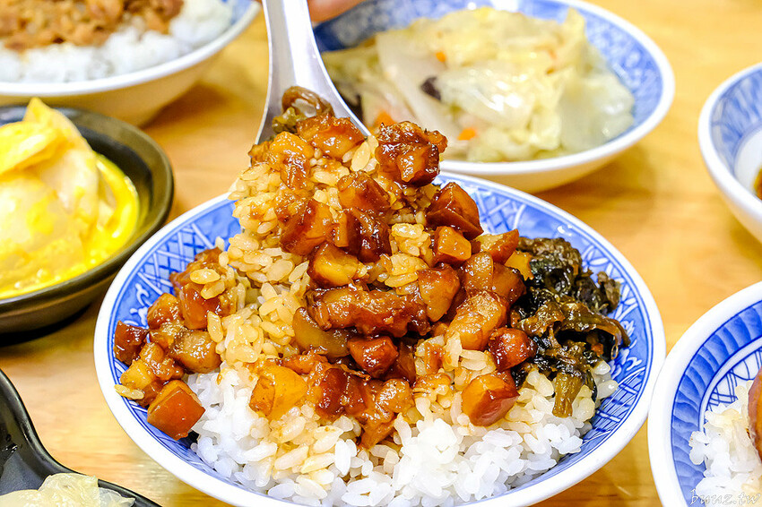 手切滷肉飯油亮香甜，林記飯館招牌滷肉飯有肥有瘦可選，古早味雞腿飯搭燉湯好滋味！