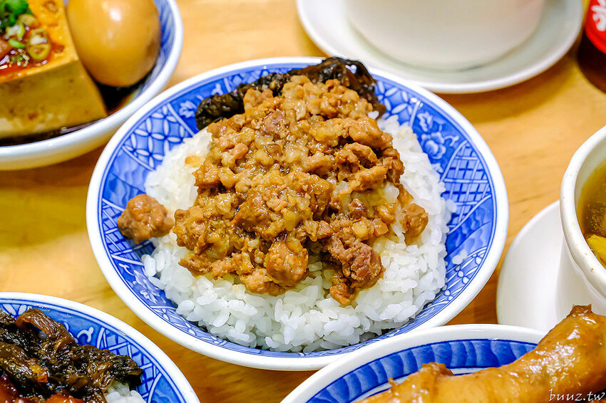 手切滷肉飯油亮香甜，林記飯館招牌滷肉飯有肥有瘦可選，古早味雞腿飯搭燉湯好滋味！
